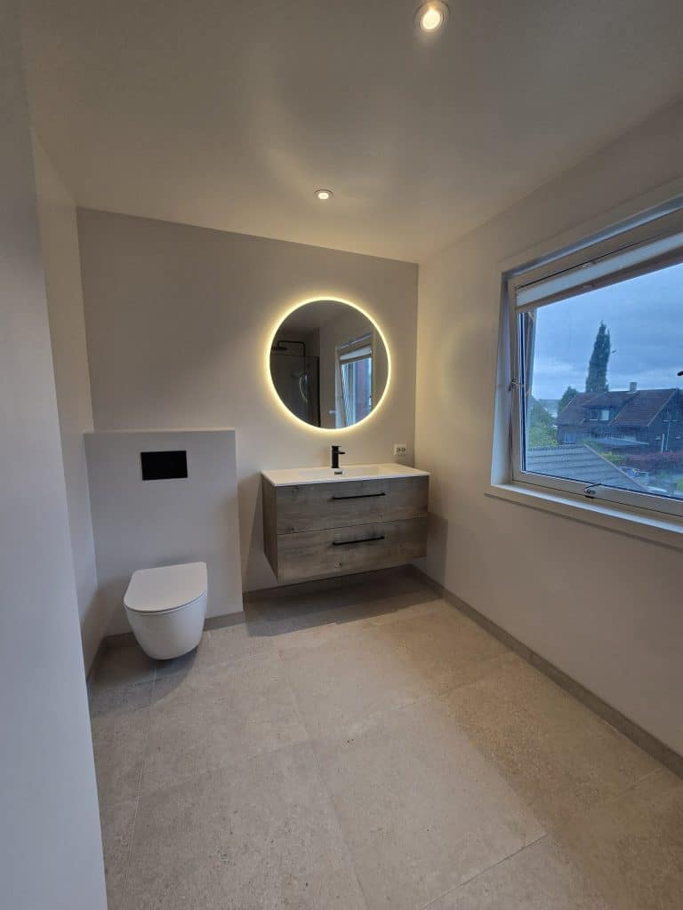 Modern bathroom with circular mirror