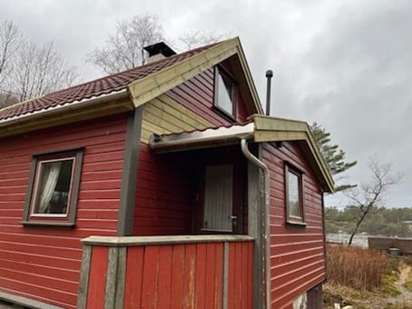 Red cabin with sloped roof
