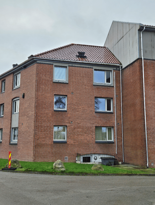Brick building with windows and roof