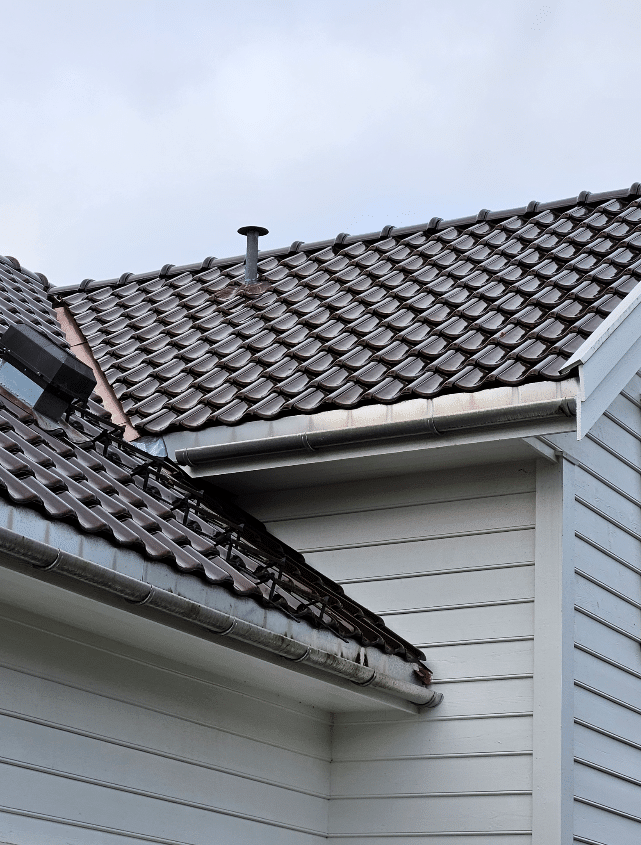 Roof with tiles and guttering system